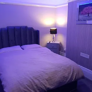 Highfields Living - Ensuite- Free Wifi- Free Local Parking Guest house